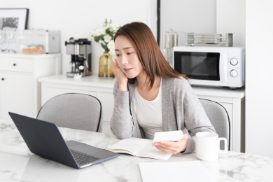 一名年轻女性在家使用笔记本电脑