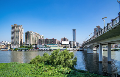 中国广东省东莞市虎门镇珠江太平水道和城市建筑风光