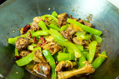 铁锅里的荤菜食物青笋烧鸭肉