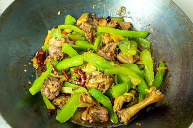 铁锅里的荤菜食物青笋烧鸭肉