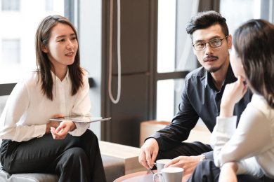 年轻的商务人士在交流