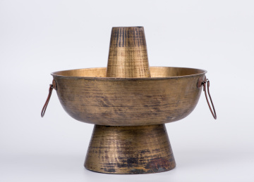 白色背景上的传统老铜火锅