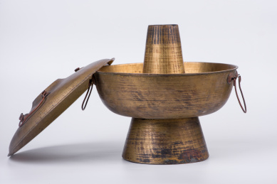 白色背景上的传统老铜火锅