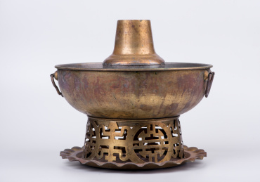 白色背景上的传统老铜火锅