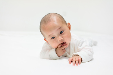 身穿白色衣服白色背景的婴儿