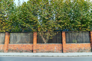 红色砖块砌成的护院围墙栅栏