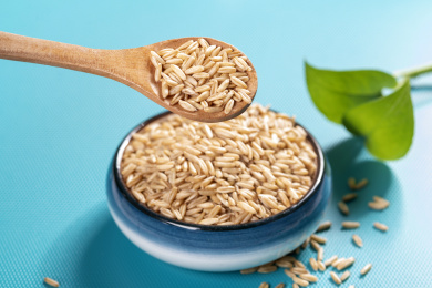 保健食品杂粮粗粮燕麦米摆放在桌面上