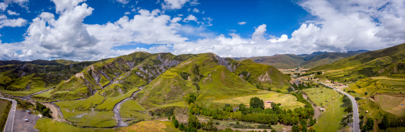 川西高原甘孜藏族自治州八美草原风光