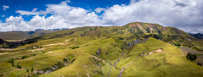 川西高原甘孜藏族自治州八美草原风光