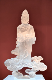 透明水晶玻璃雕刻的观音菩萨佛像