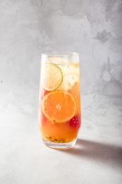 灰色背景玻璃杯水果茶