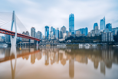 中国重庆市洪崖洞和嘉陵江城市建筑风光