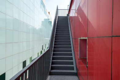 红色放鸽子墙壁和建筑外部铁质楼梯