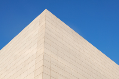 蓝天背景前的黄色石材建筑外墙