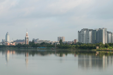 广州沙湾水道两岸的建筑物