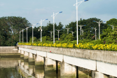 横跨河岸的小型水坝