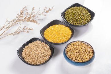 黄豆玉米糁绿豆燕麦米粗粮杂粮摆放在桌面上