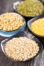 黄豆玉米糁绿豆燕麦米粗粮杂粮摆放在桌面上