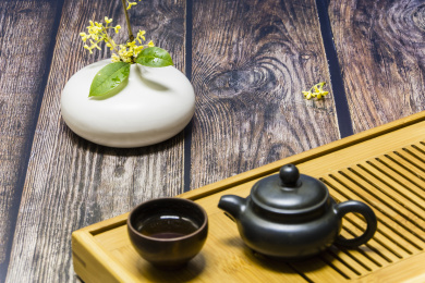 放在托盘上的茶杯茶壶