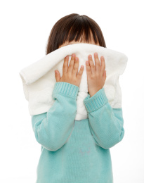 小女孩洗脸后手拿白毛巾擦脸