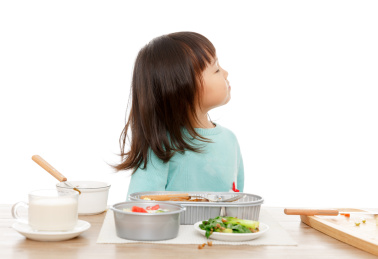 小女孩饭桌上不想吃饭扭过头去闹情绪