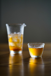 一杯清凉梅酒加冰块