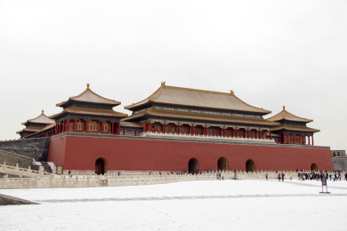 北京故宫冬季下完雪后的太和门广场