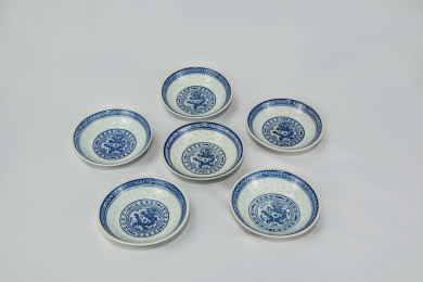 青花瓷龙纹景德镇民窑陶瓷餐蝶特写  