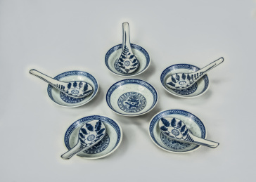 青花瓷树叶景德镇民窑陶瓷调羹勺餐蝶特写 