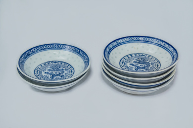 青花瓷龙纹景德镇民窑陶瓷餐蝶特写  