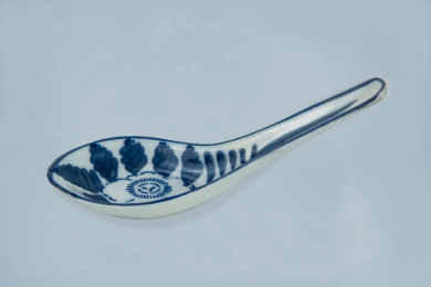 青花瓷树叶景德镇民窑陶瓷调羹勺特写 