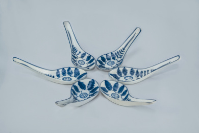 青花瓷树叶景德镇民窑陶瓷调羹勺特写 