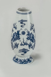 青花瓷龙纹景德镇民窑陶瓷笔筒特写