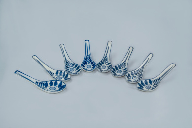 青花瓷树叶景德镇民窑陶瓷调羹勺特写 