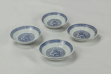 青花瓷龙纹景德镇民窑陶瓷餐蝶特写  