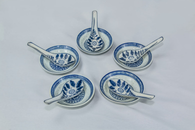 青花瓷树叶景德镇民窑陶瓷调羹勺餐蝶特写 