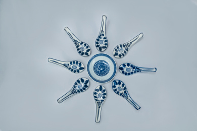 青花瓷树叶景德镇民窑陶瓷调羹勺特写 