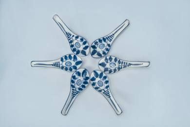 青花瓷树叶景德镇民窑陶瓷调羹勺特写 