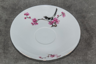 红梅喜鹊陶瓷白釉茶盘特写