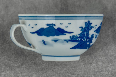 青花瓷山水绘画景德镇民窑陶瓷茶杯特写