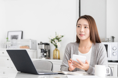 一名年轻女性在家使用笔记本电脑