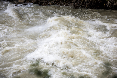 翻腾的河水溅起晶莹的水花