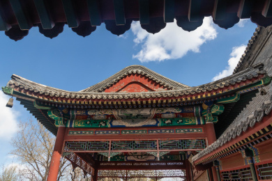 晴朗天空下北京白云观里的古建筑