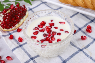 放在方格布上的酸奶石榴籽