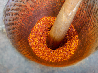 正在中国传统石臼研磨的辣椒面