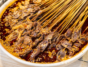 中国四川传统名小吃红油钵钵鸡