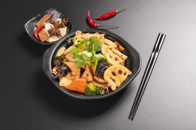由多种食材烹调而成的川菜麻辣香锅摆放在黑色背景上
