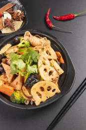 由多种食材烹调而成的川菜麻辣香锅摆放在黑色背景上