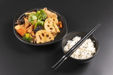 由多种食材烹调而成的川菜麻辣香锅摆放在黑色背景上