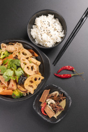 由多种食材烹调而成的川菜麻辣香锅摆放在黑色背景上
